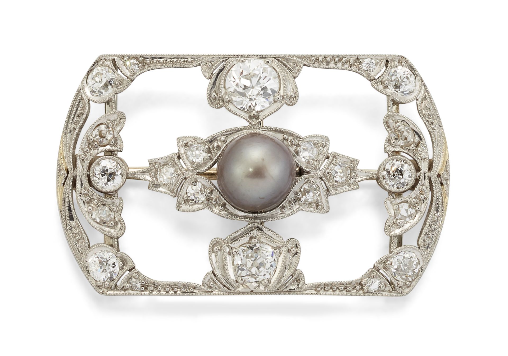 AN EARLY 20TH CENTURY DIAMOND AND CULTURED PEARL BROOCH,