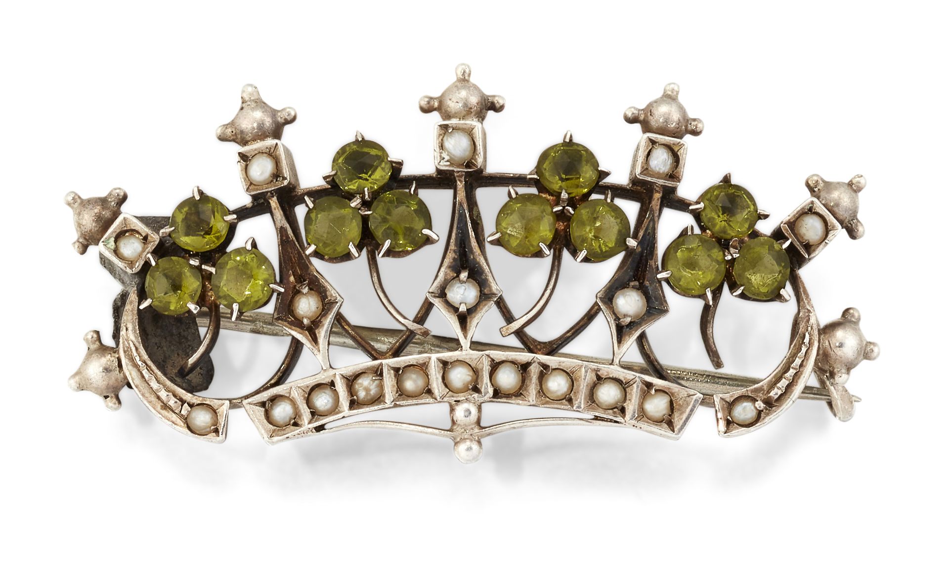 A PERIDOT AND SEED PEARL CROWN BROOCH,