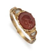 A LATE 18TH/EARLY 19TH CENTURY INTAGLIO RING,