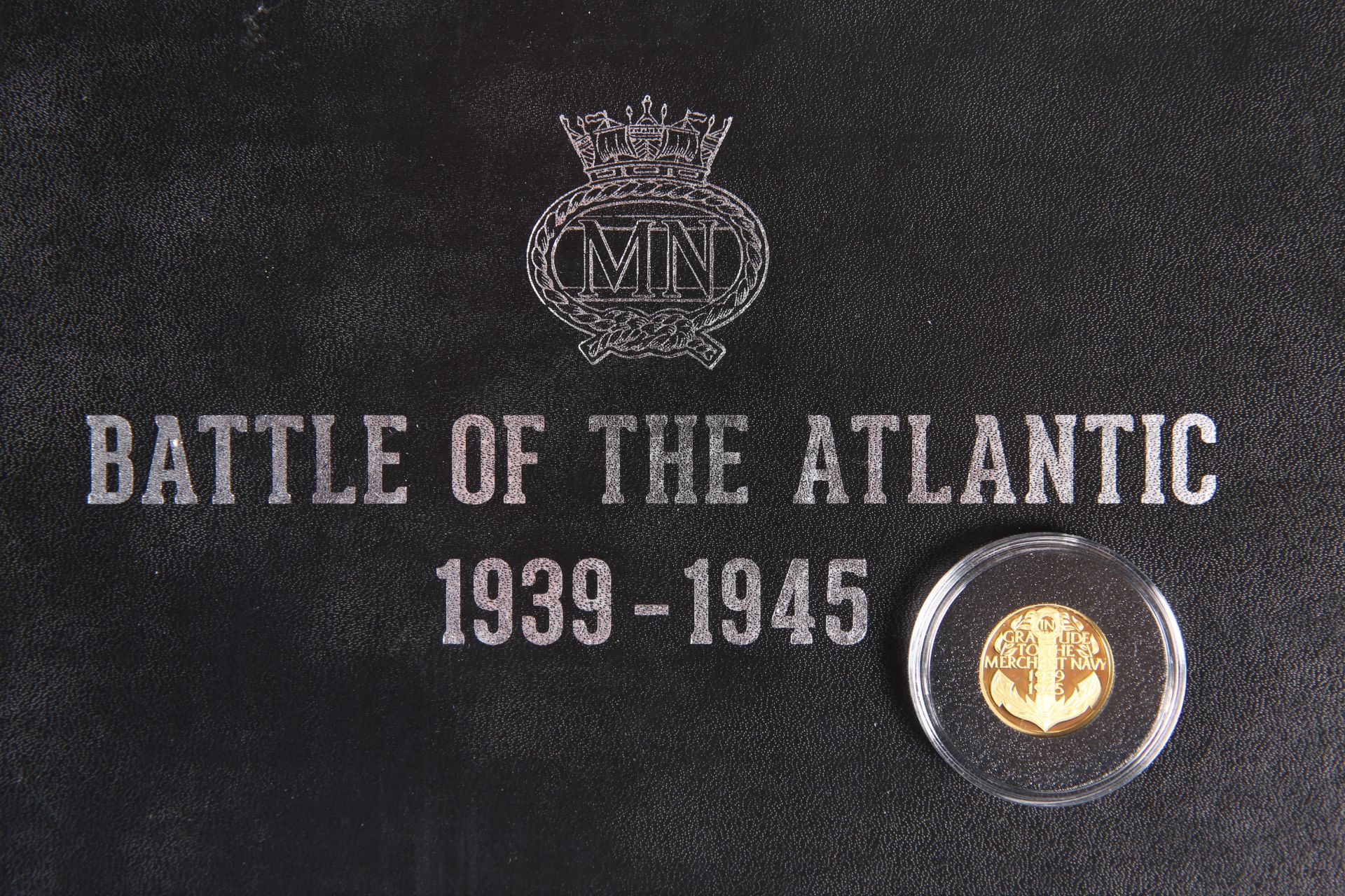 A GOLD PROOF QUARTER CROWN, "IN GRATITUDE TO THE MERCHANT NAVY 1939-1945", boxed, with certificate - Bild 2 aus 3