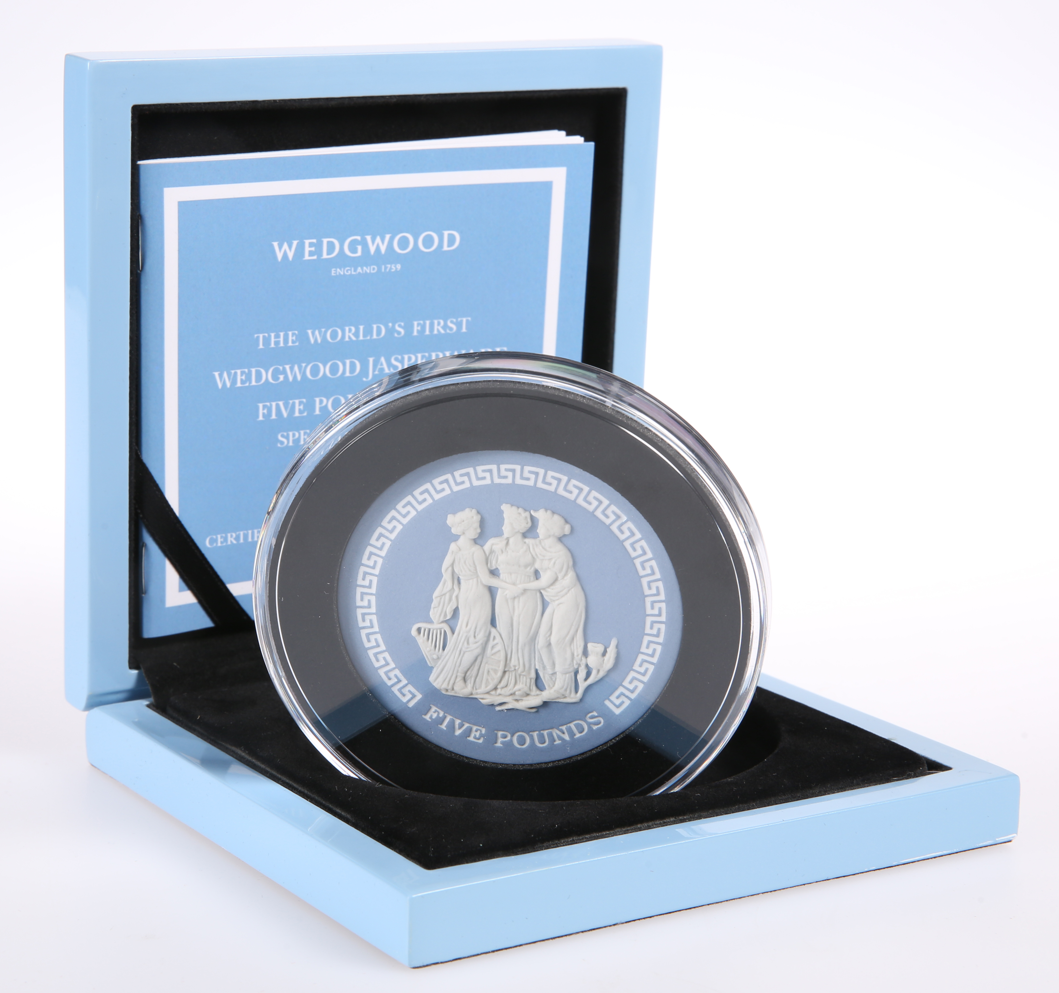 A COMMONWEALTH MINT SPECIAL EDITION COIN, "THE WORLD'S FIRST WEDGWOOD JASPERWARE FIVE POUND COIN,