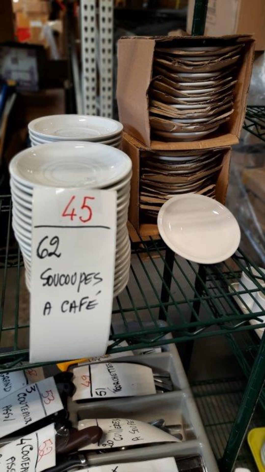 LOT: (62) Soucoupes à café