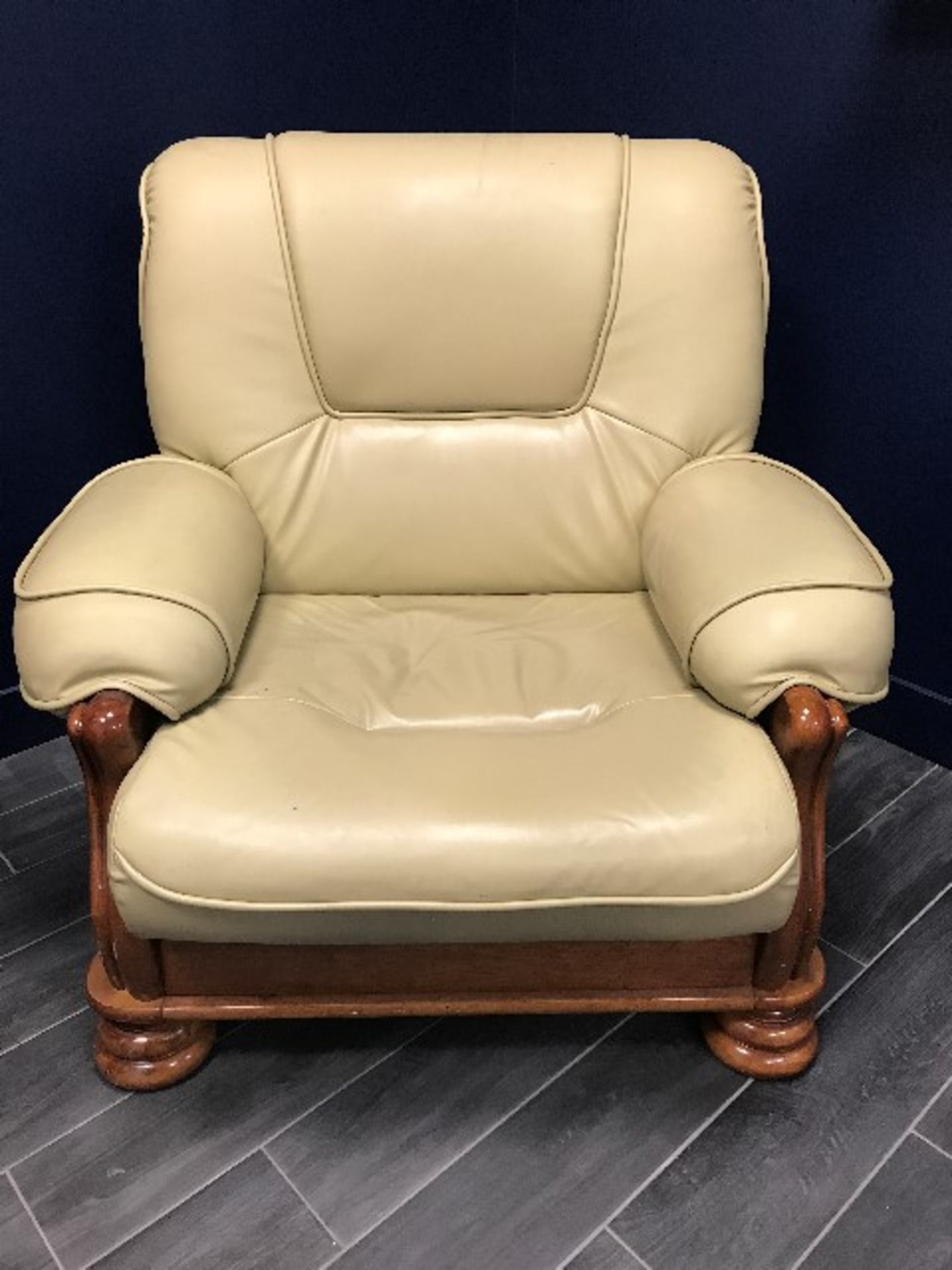 Leather couch,1 seat