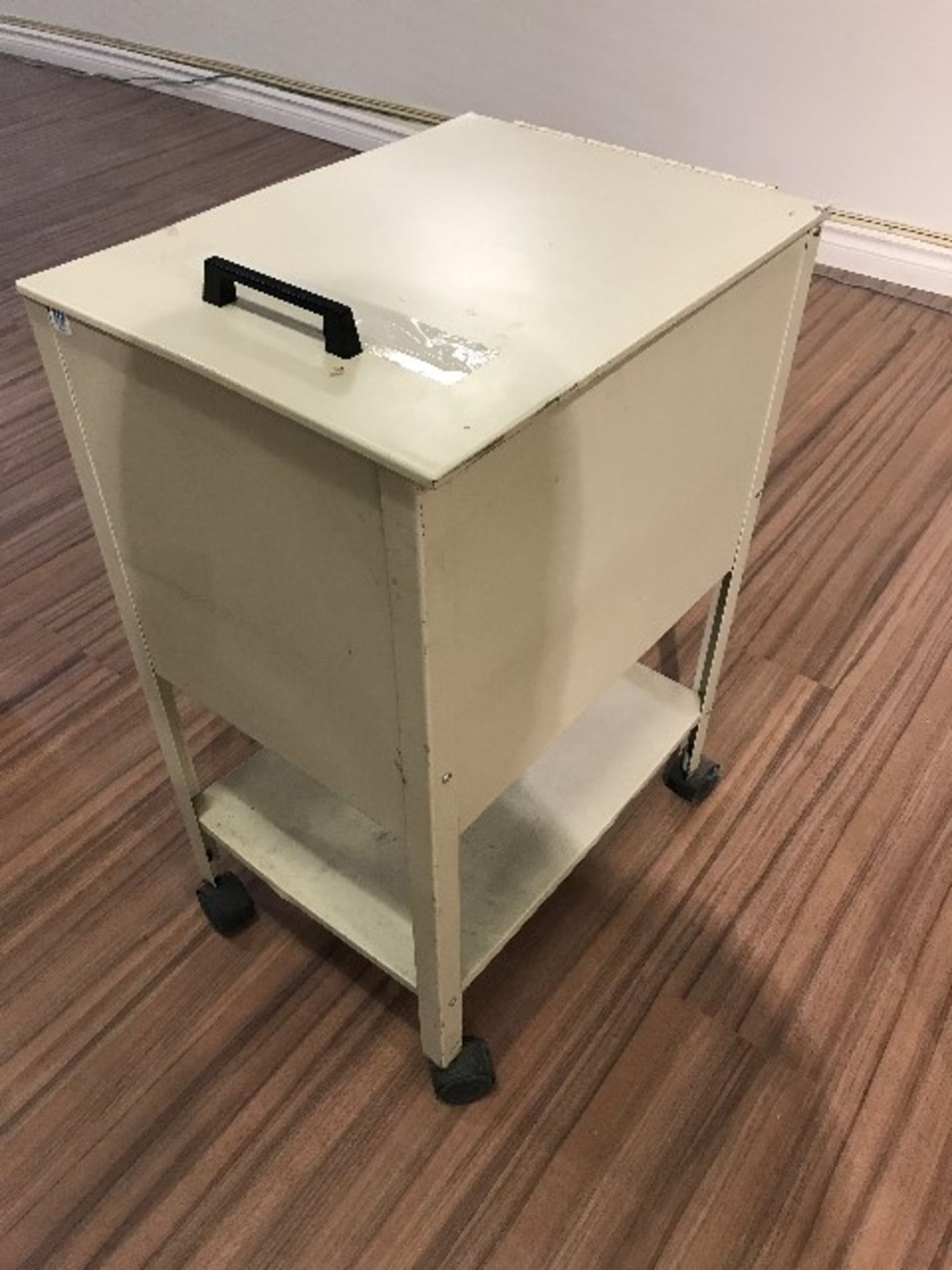 Mobile filing cabinet