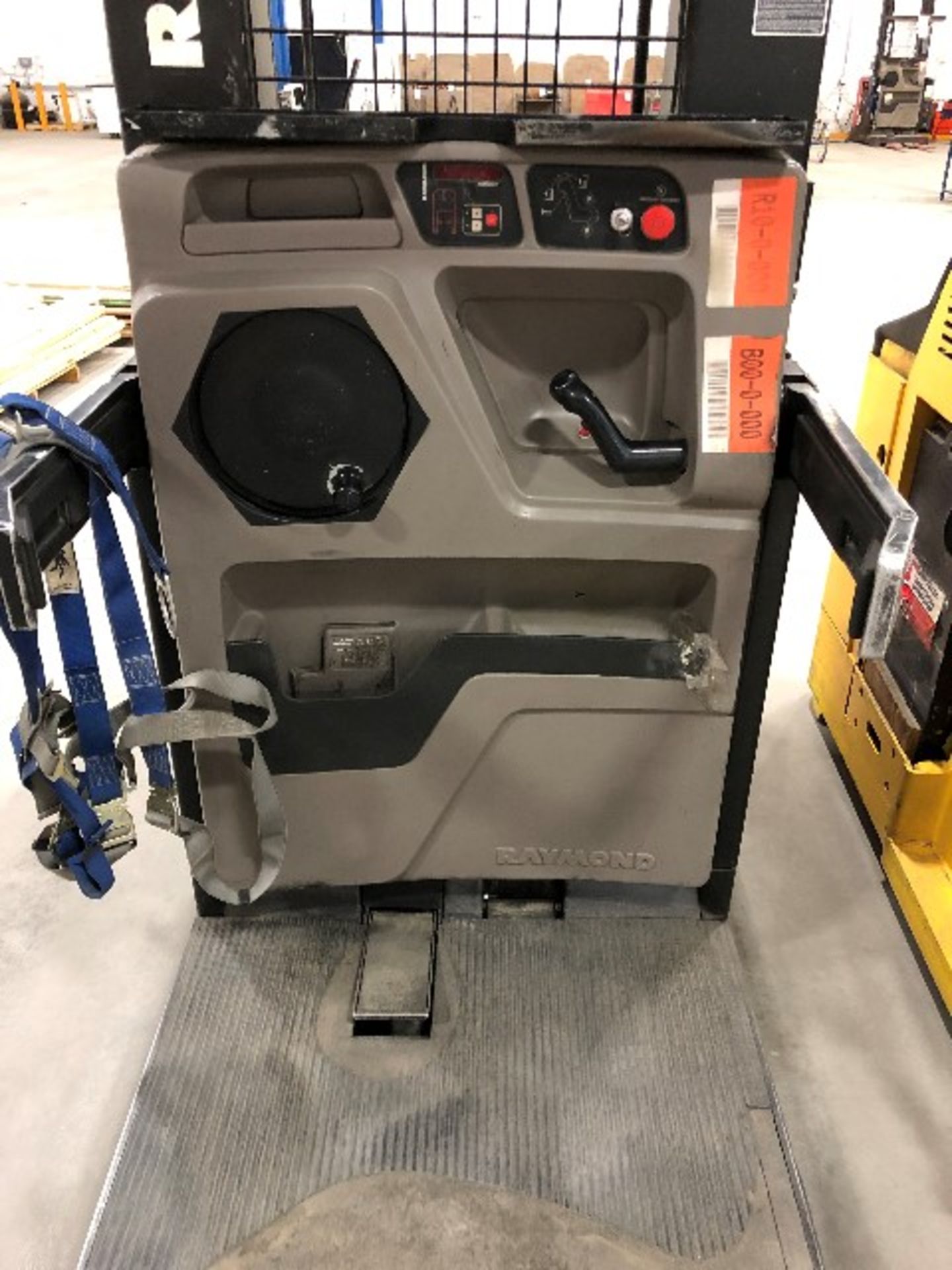 Raymond EASI-OP30TT Electric lift order picker w/charger, 24 volts - Image 4 of 7