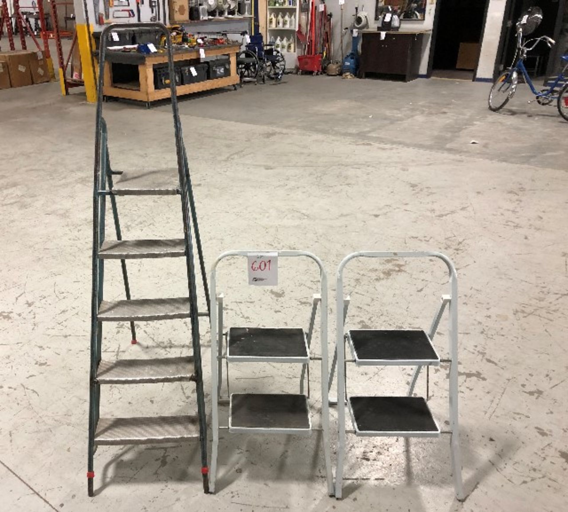 LOT: Assorted step ladders,3pcs
