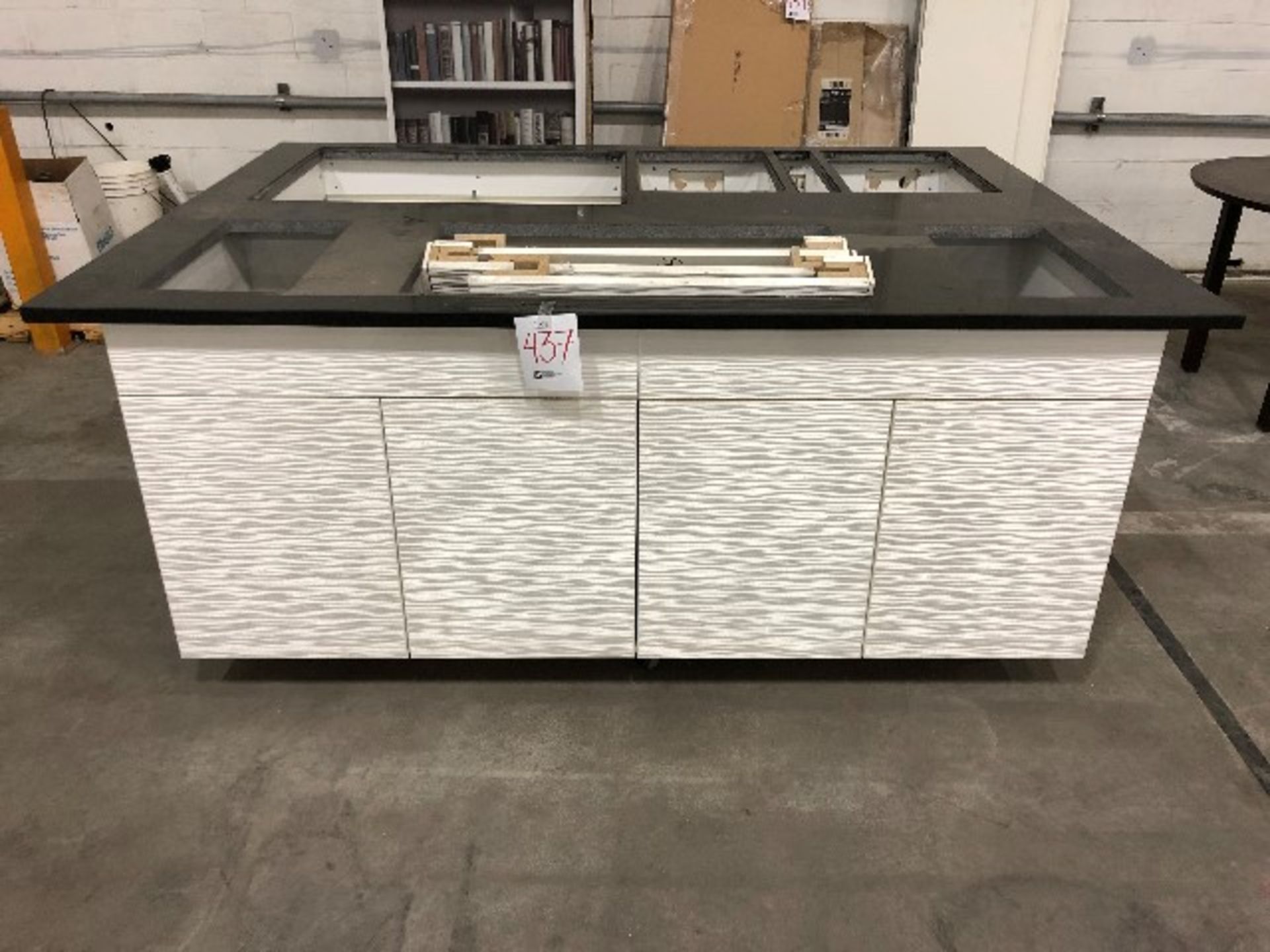 Mobile countertop cabinet