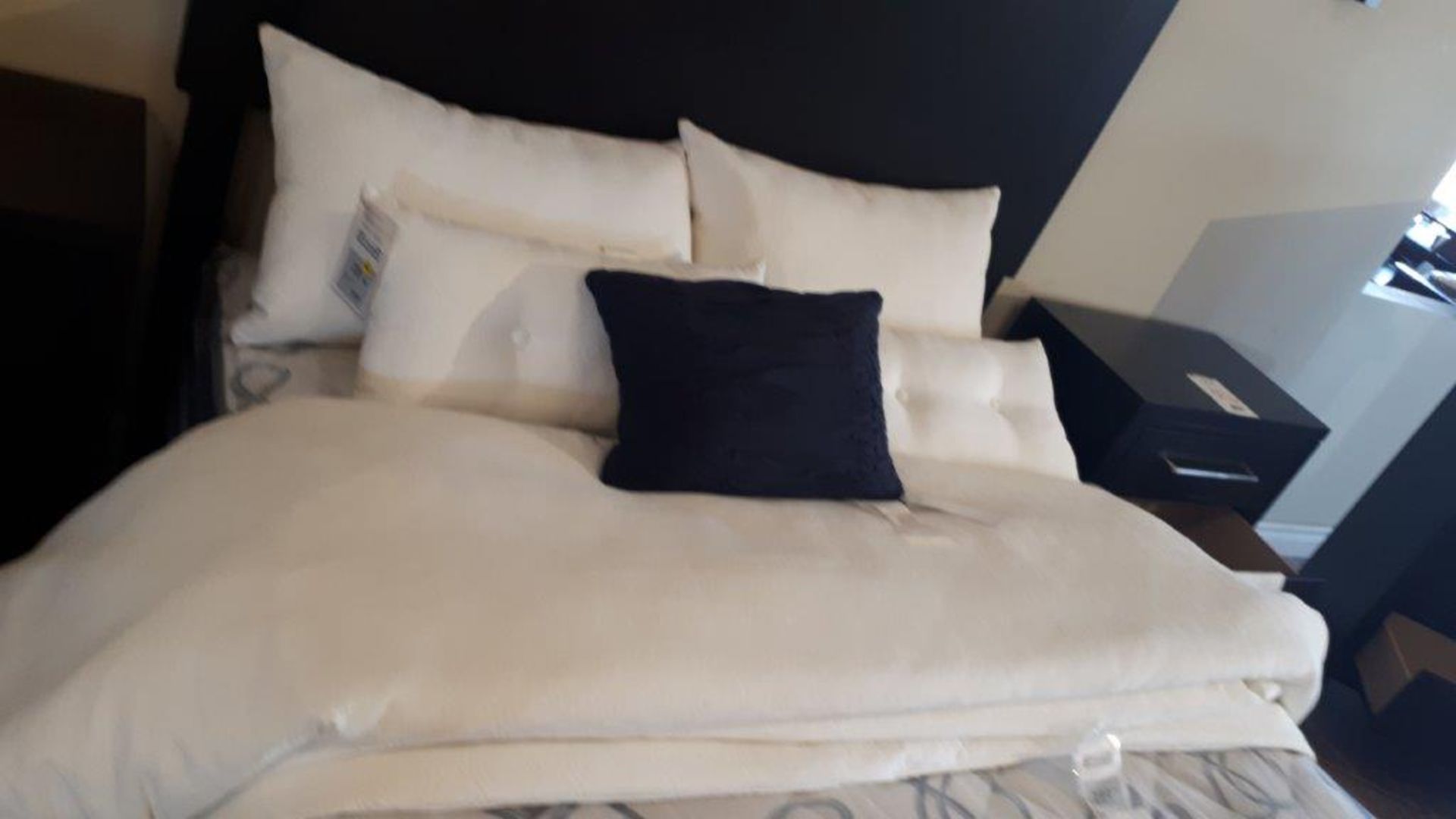 Pillows & sheet - Image 2 of 2