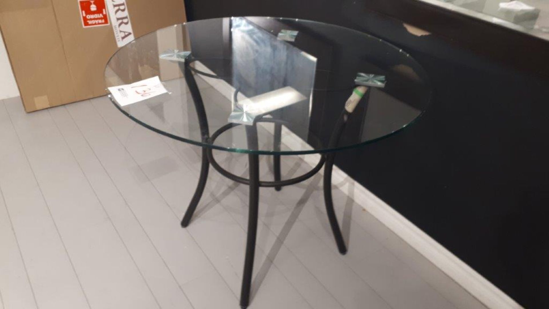 Metal base table w/round glass top, diameter 39”