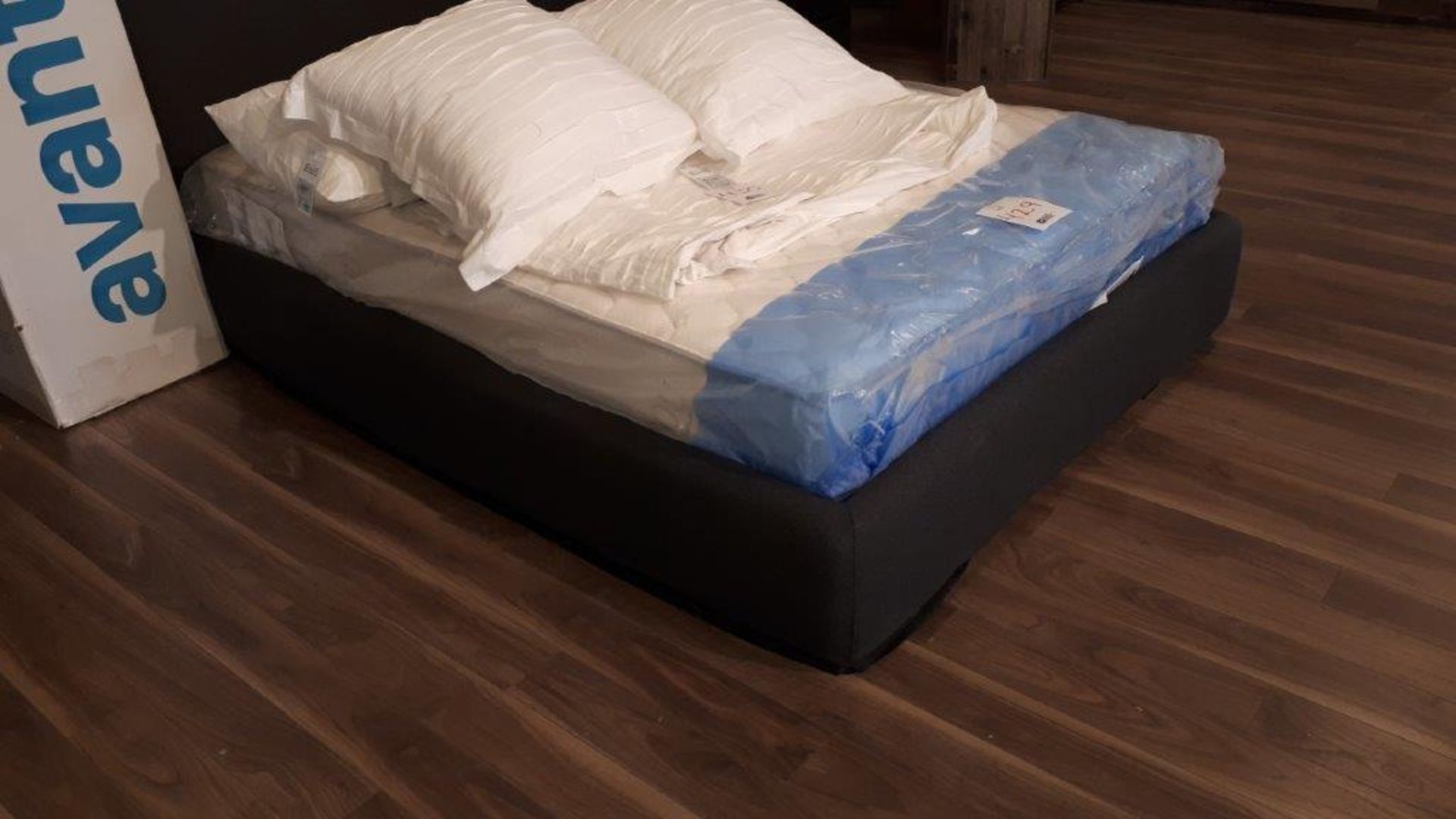 EQ3 low profile double size bed set