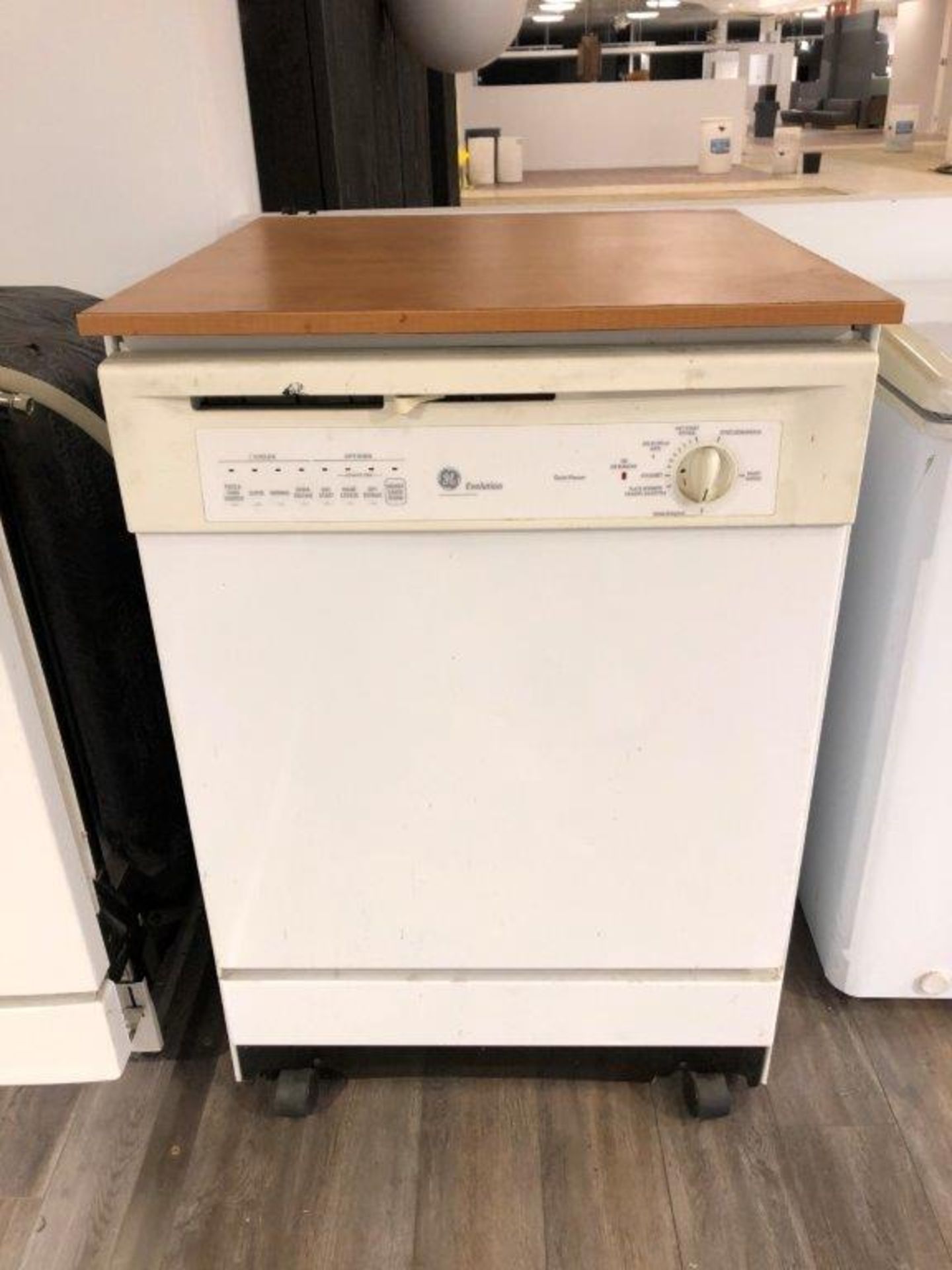 Assorted dishwashers & compact chest freezer, TEL QUEL,AS IS,MAY REQUIRE SERVICE & PARTS, 3 pcs - Image 2 of 3