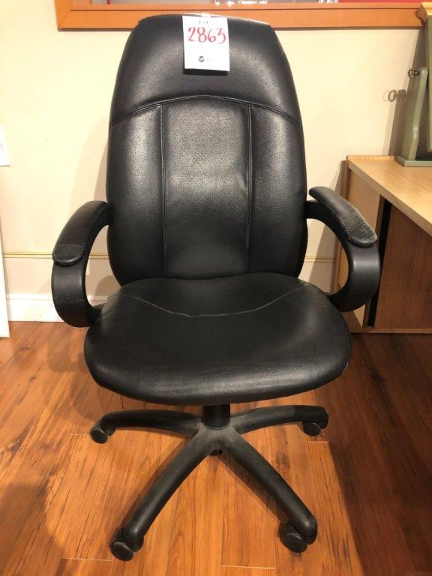 Ajustable arm chair black