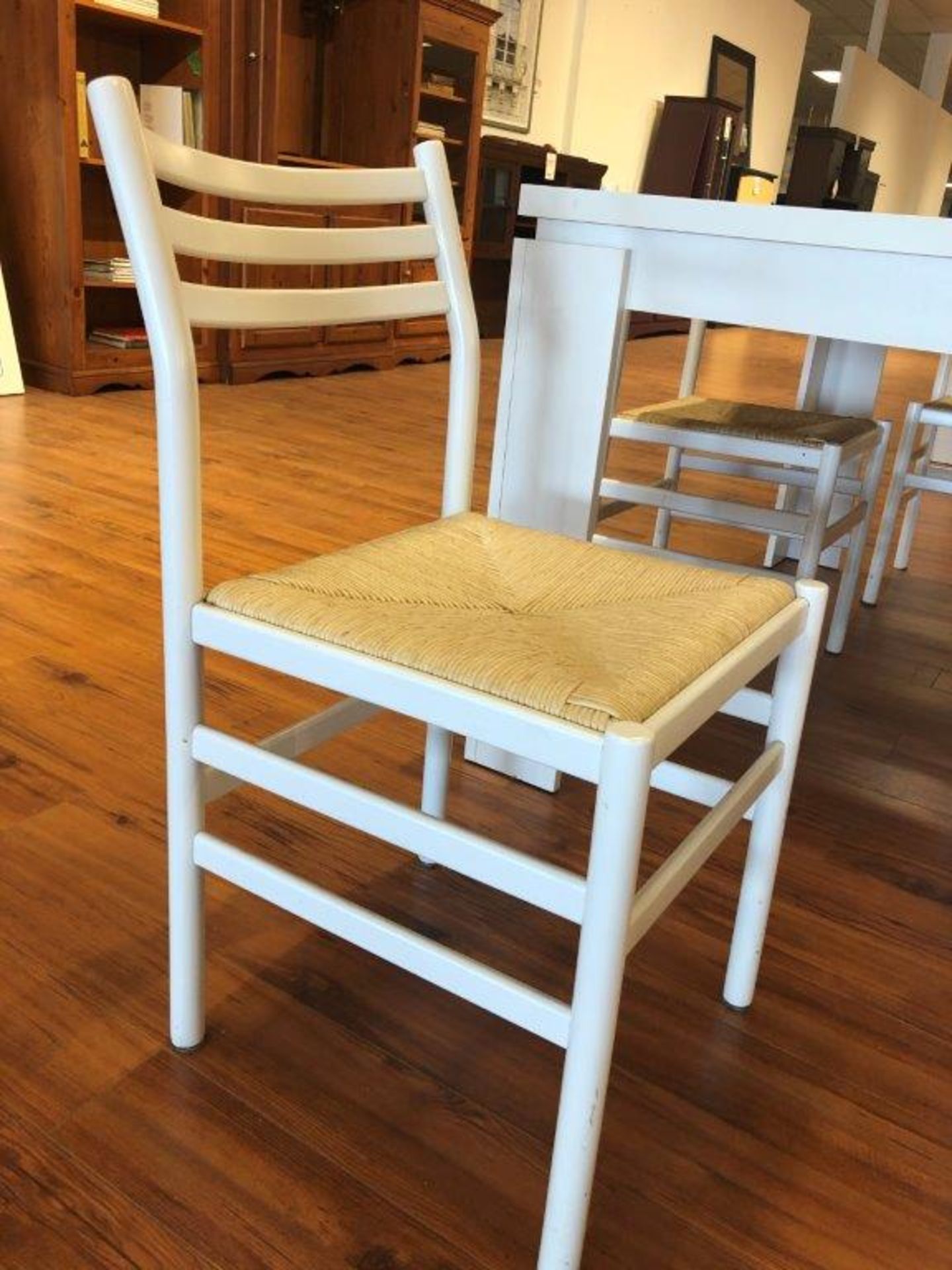 Dinning room table 3'x5' white with 4 chairs 5pcs (lot) - Image 2 of 4