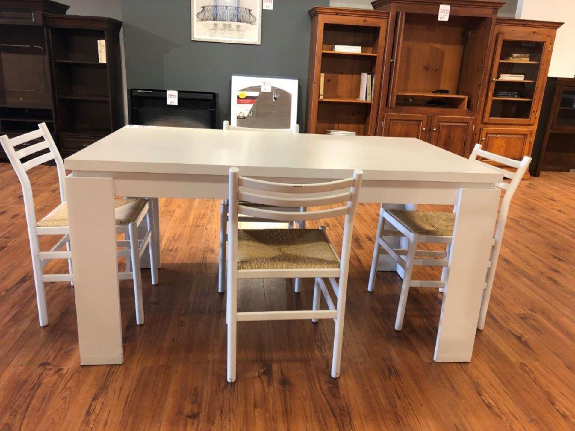 Dinning room table 3'x5' white with 4 chairs 5pcs (lot)