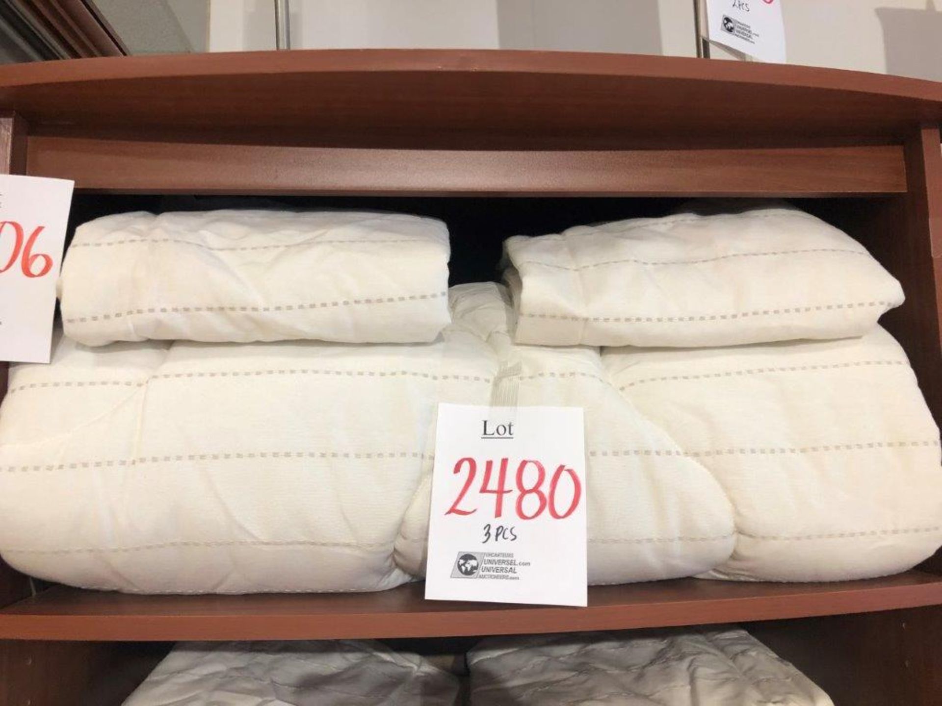 Queen Comforter with 2 pillow cases white 3 pcs (Lot)