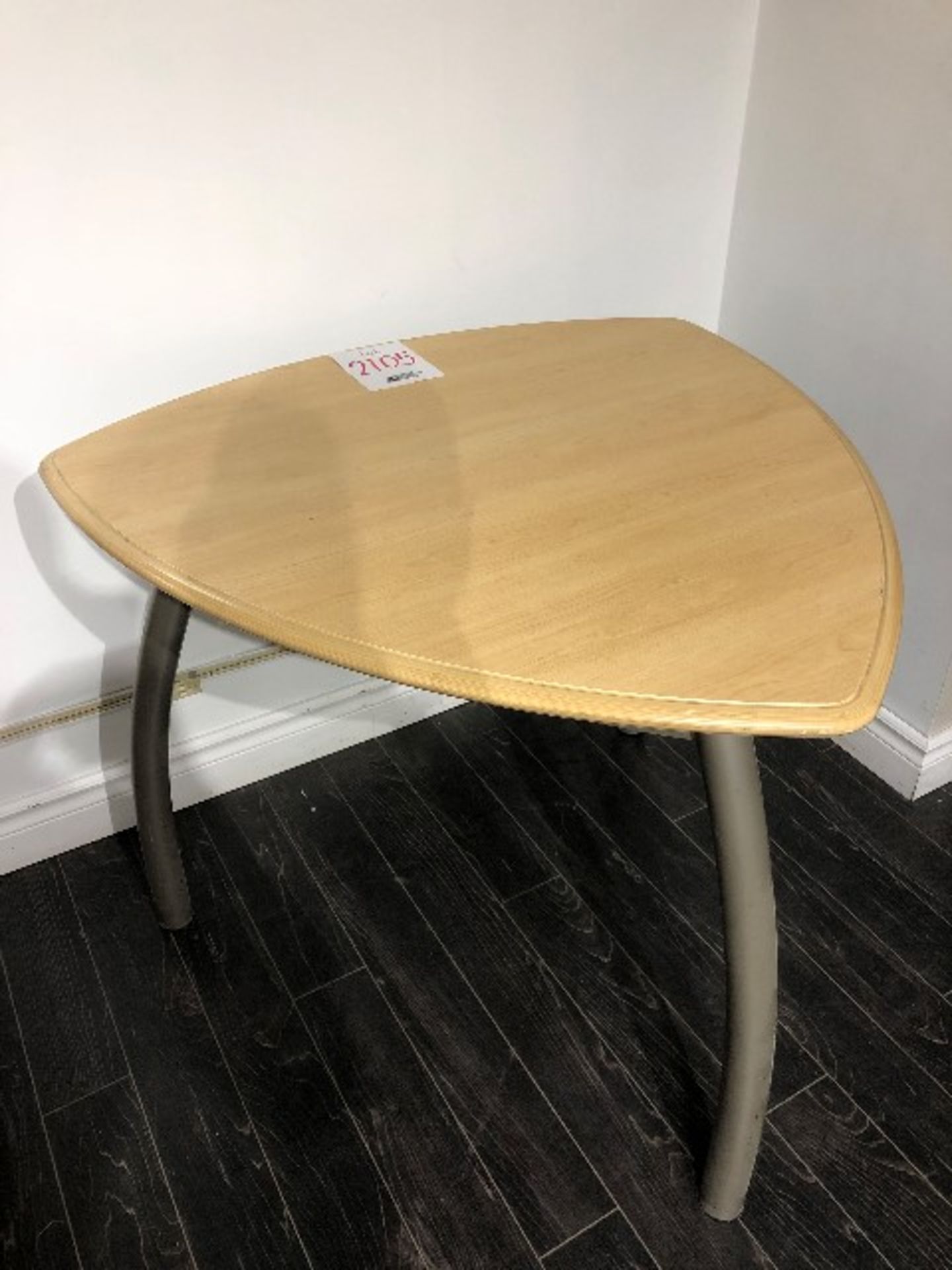 Table, triangular, H.30”