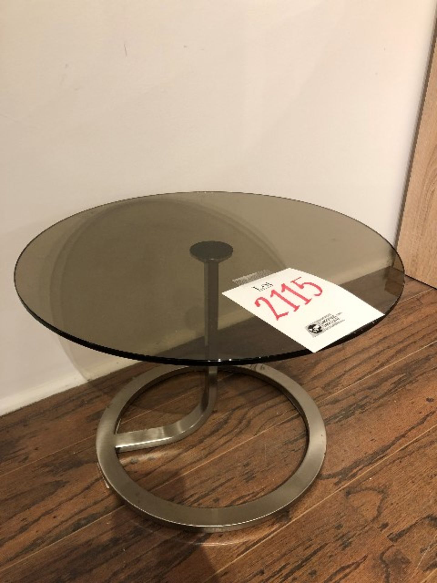 Round table w/glass top, diameter 19.5”