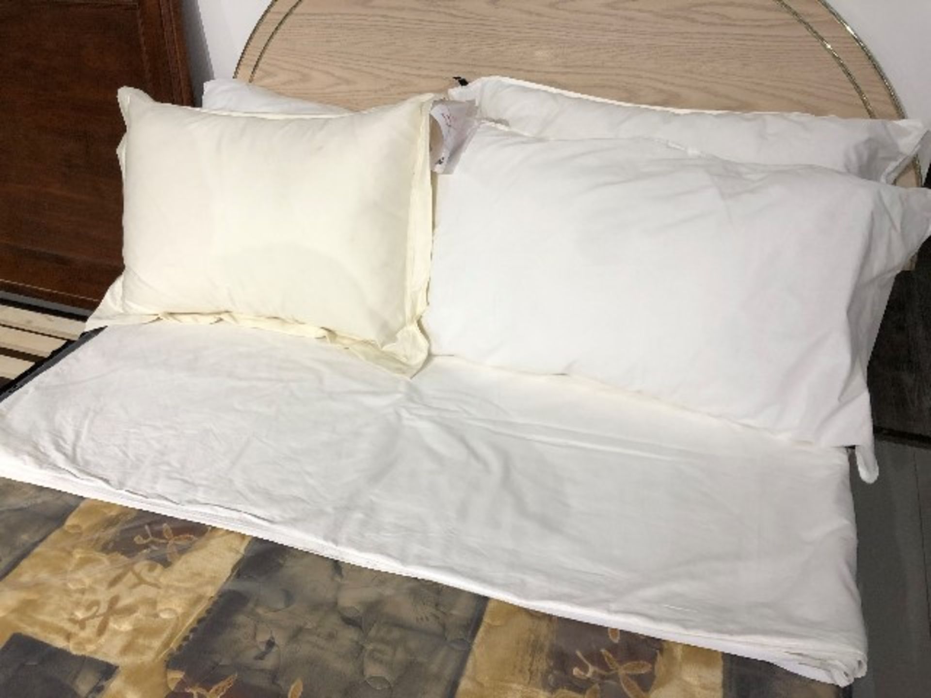 Pillows & linen, 5 pcs (Lot)