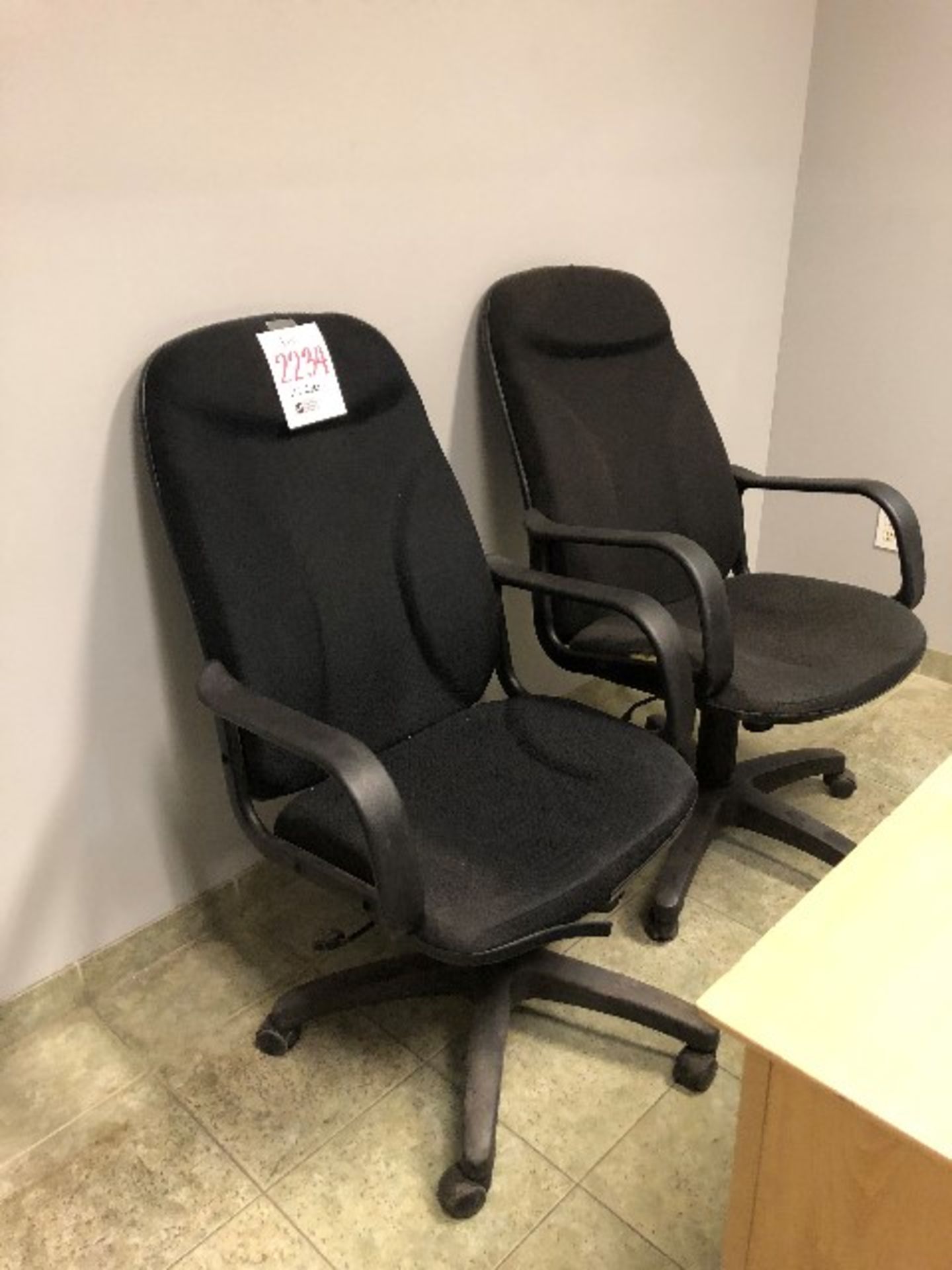 Arm chairs black assorted 2pcs (Lot)