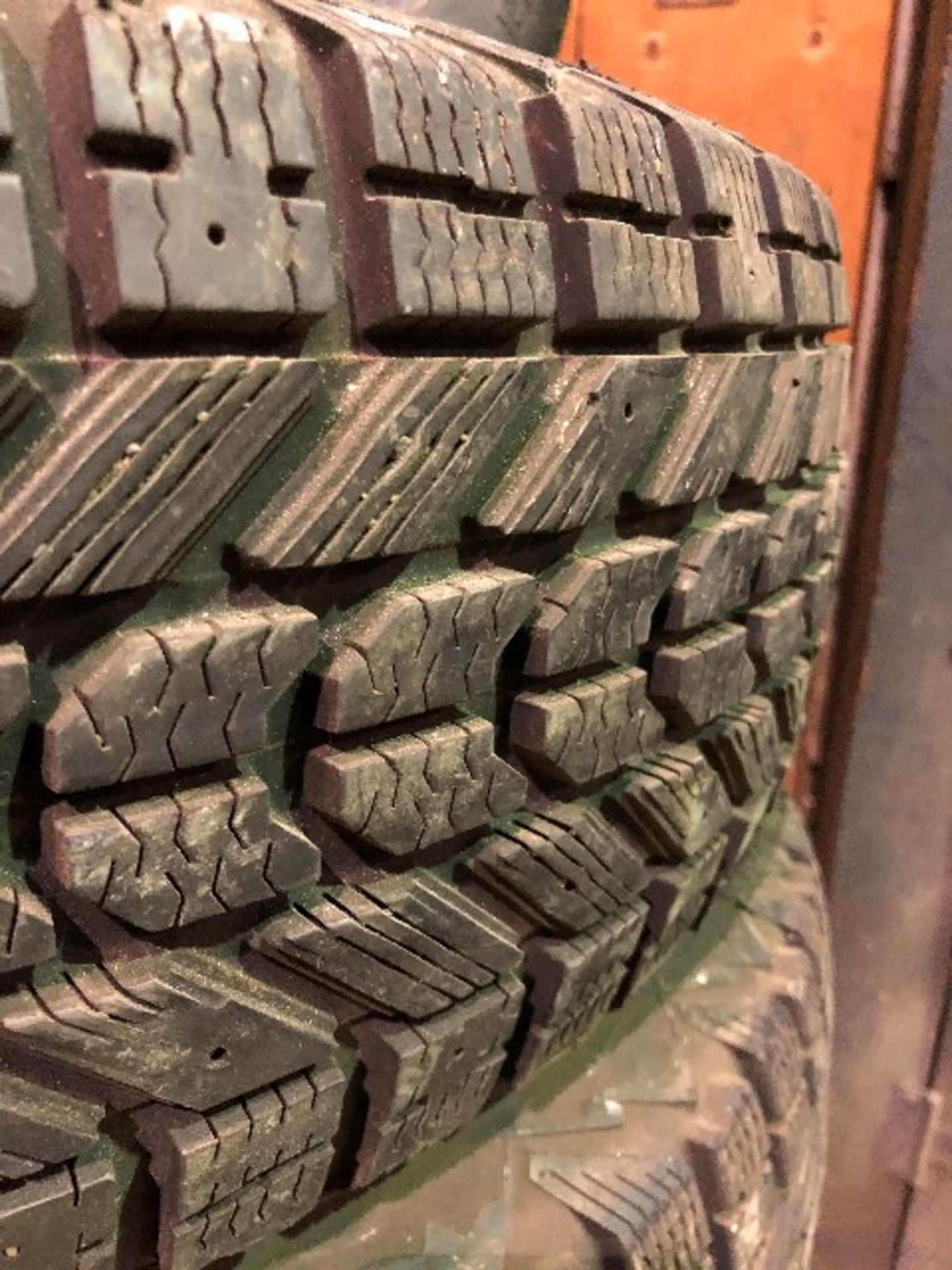 Assorted tires, 215/70R16 x 4 pcs, 235/50ZR18 x 1 pc, 5 pcs total (Lot) - Image 3 of 6