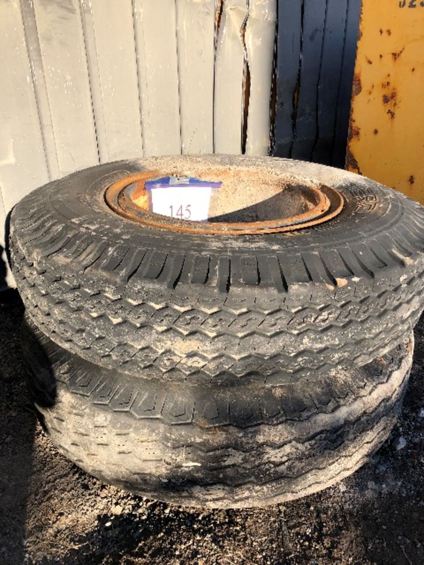 Steering truck tires on rims, size: 10.00 – 20, 2 pcs - Image 2 of 3