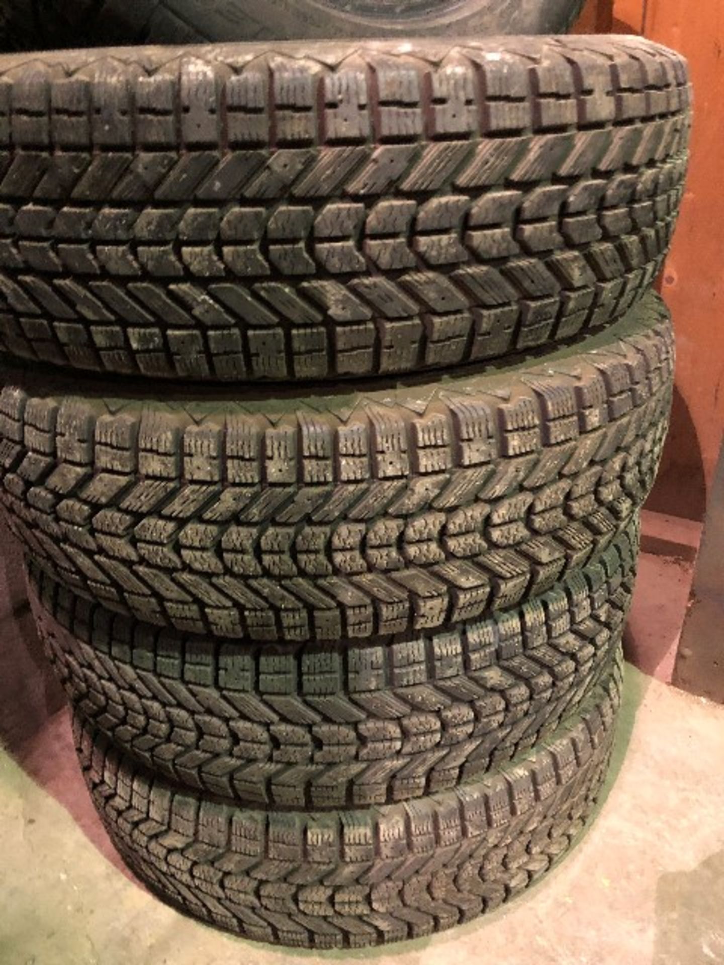 Assorted tires, 215/70R16 x 4 pcs, 235/50ZR18 x 1 pc, 5 pcs total (Lot) - Image 2 of 6