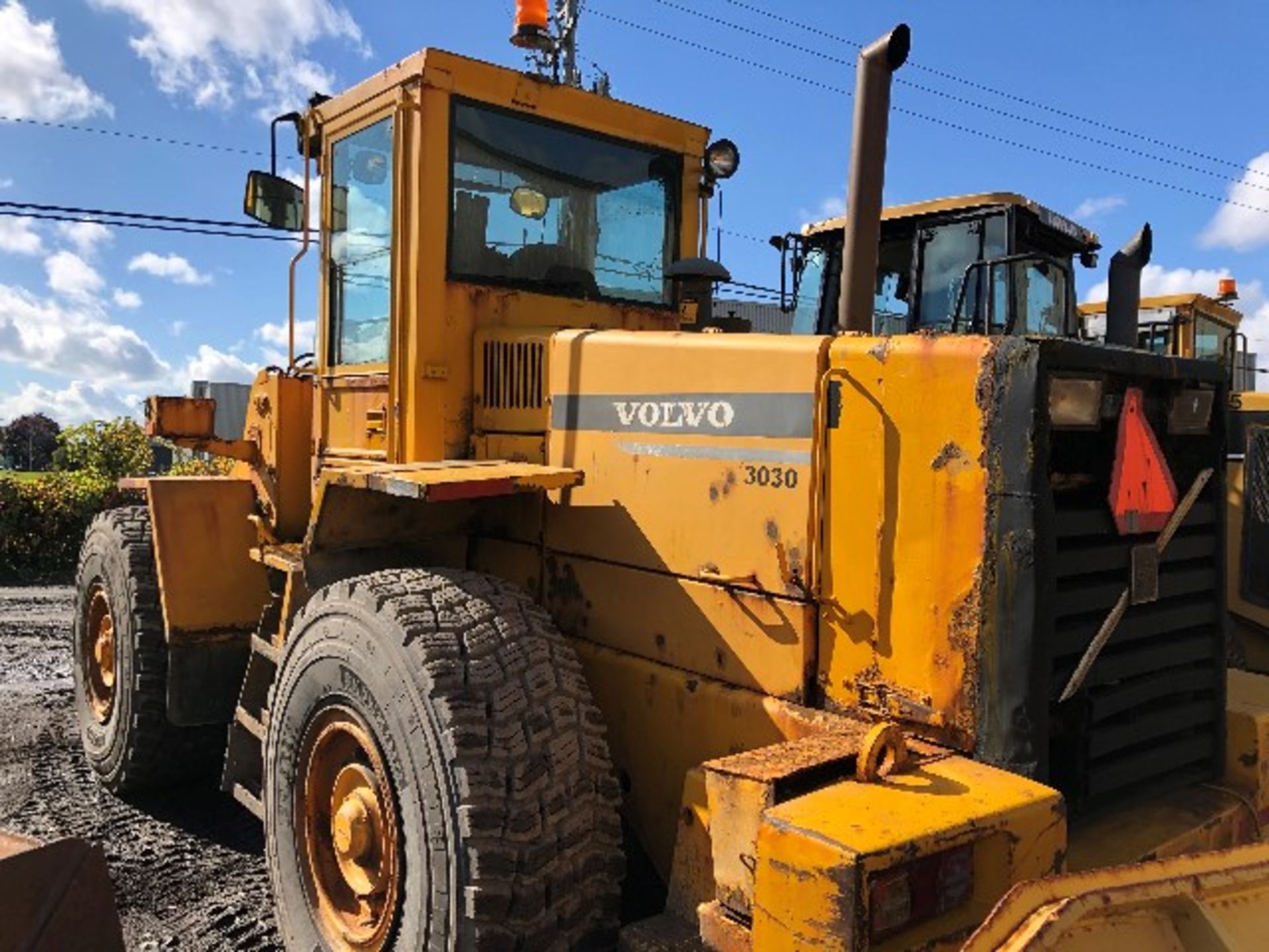 1998 Volvo Model: L90C, articulated wheel loader, s/n: L90CV62842, 30 281 hours - Image 3 of 11