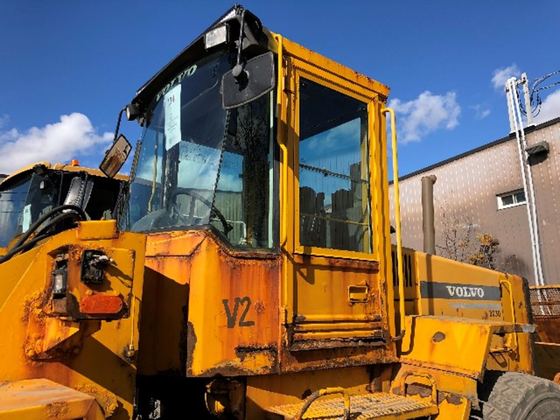 1998 Volvo Model: L90C, articulated wheel loader, s/n: L90CV62842, 30 281 hours - Image 5 of 11