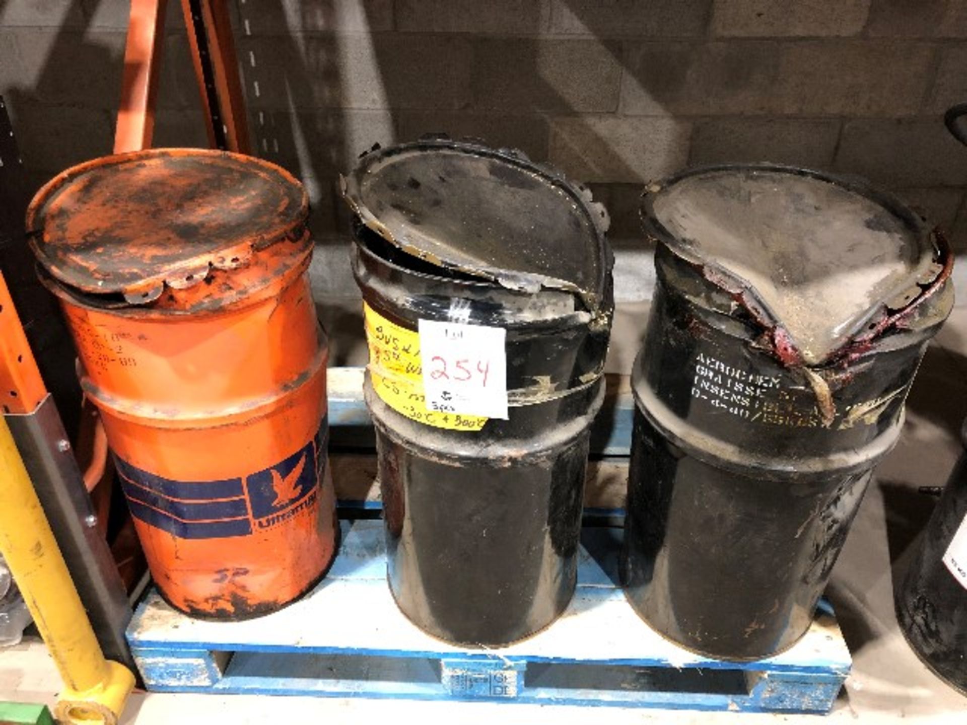 Assorted grease, 3 barrels (Lot)