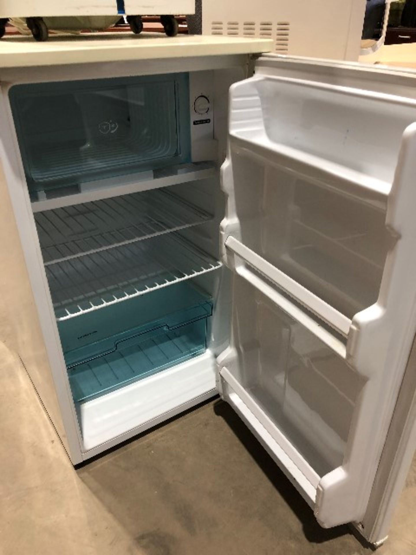 LG GC-151RW mini refrigerator - Image 2 of 3