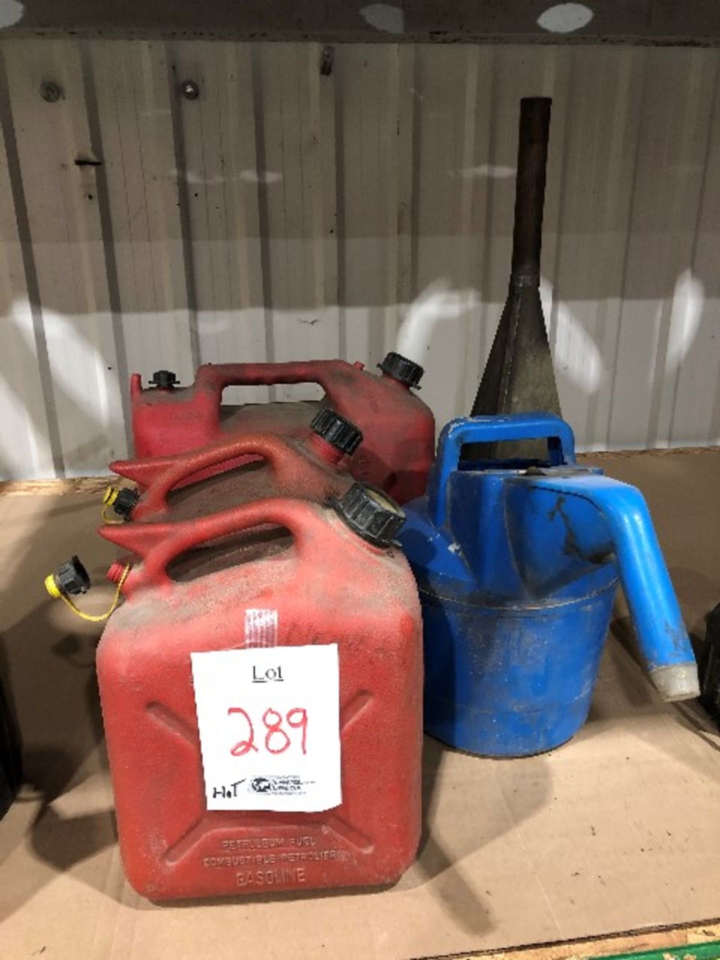 Assorted gasoline cans, etc... (Lot)
