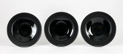 Drei große TellerRosenthal, studio-linie: porcelaine noire, Manufakturstempel. Entwurf: Tapio