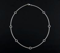 Collier925er Silber. Acht schmale, gebogene Glieder, kleine, runde Zwischenteile mit schwarzem Onyx.