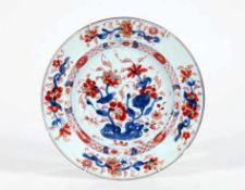 TellerChina, 18./19. Jh.. Porzellan. Bläulichweiße Glasur, florale Bemalung in den typischen Imari-