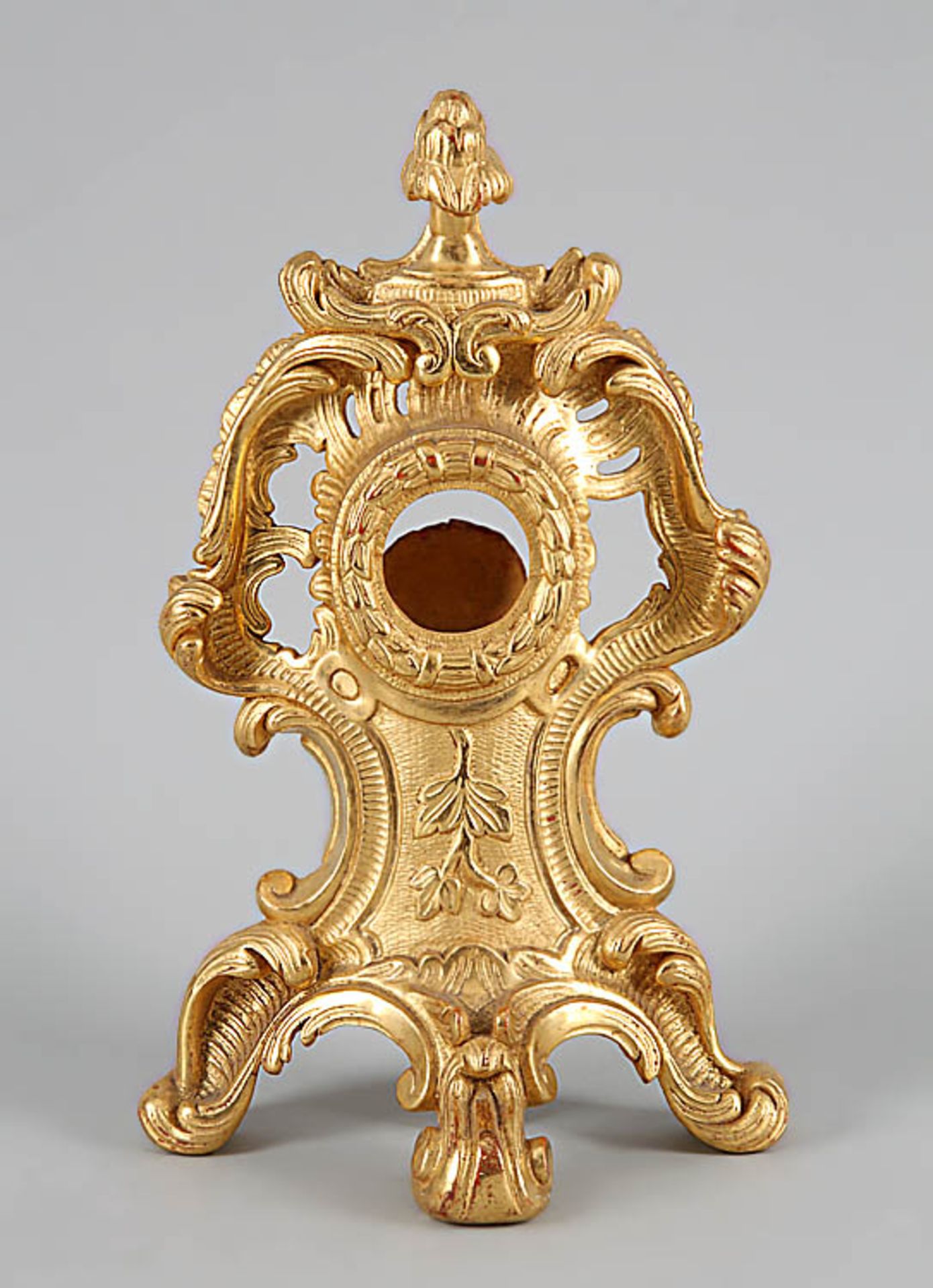 TaschenuhrständerFeine barocke Holzschnitzerei, vergoldet. H 29,5 cm.€ 50