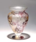 VaseBalusterförmiger Gefäßkörper. Mattiertes Glas, bunte, abstrakte Bemalung. H 21,3 cm.o. L.