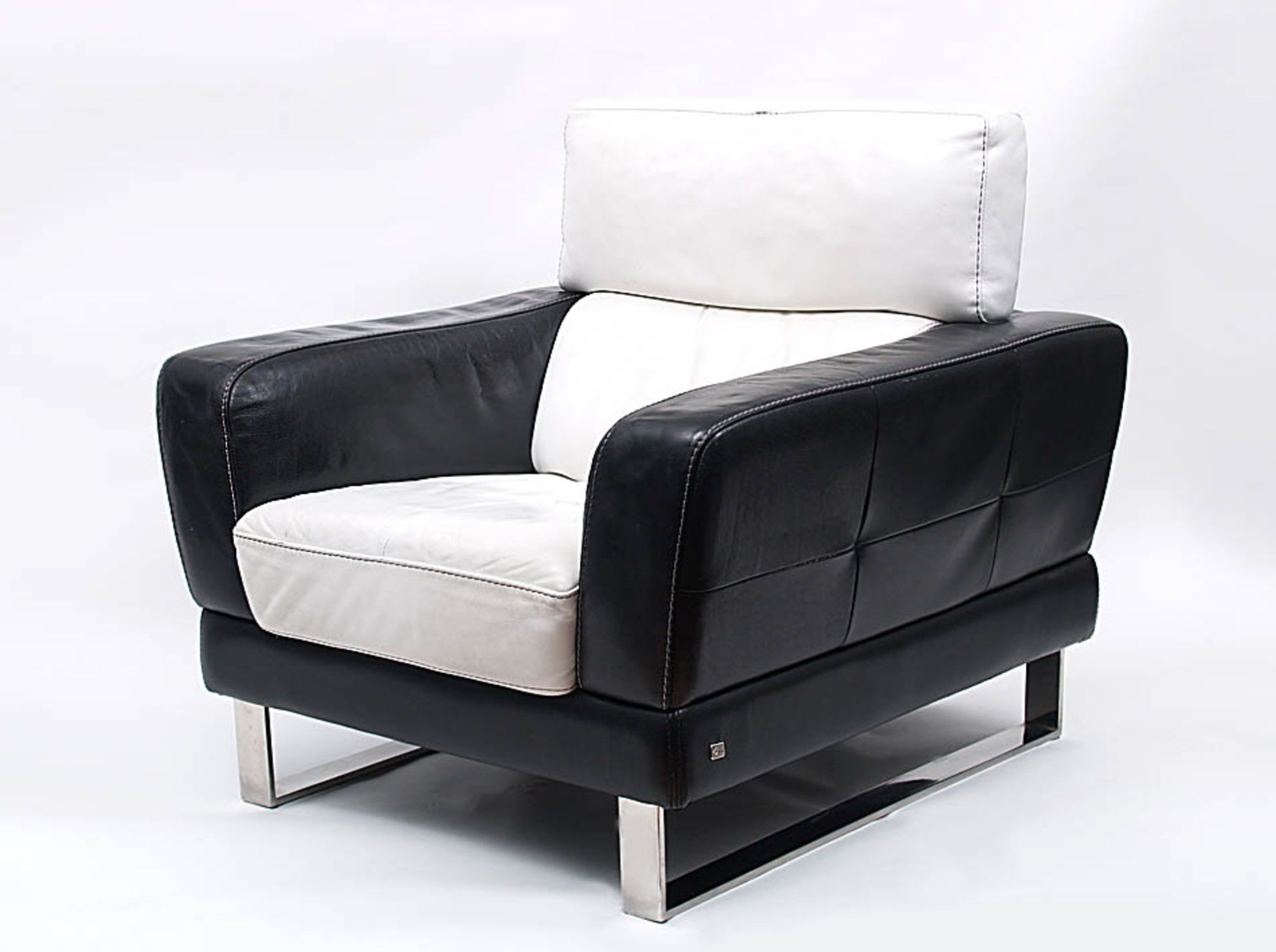 SesselHTL International. Am Sessel Metalletikett. Schwarzes und weißes Leder, Kufenfüße Metall