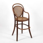 KinderstuhlGebr. Thonet, wohl Anfang 20. Jh.. Auf der Innenseite des Sitzrahmens Frästeller mit