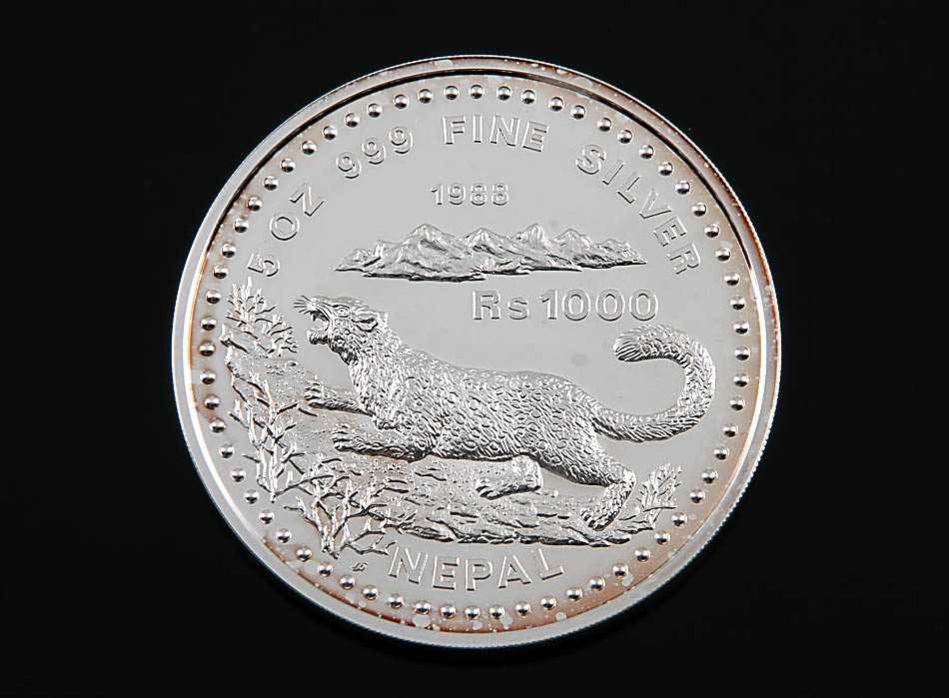 SilbermünzeNepal, 1988. 1000 Rupien Snow Leopard. 999er Silber. D 6,5 cm. 157 g. Vorzüglicher