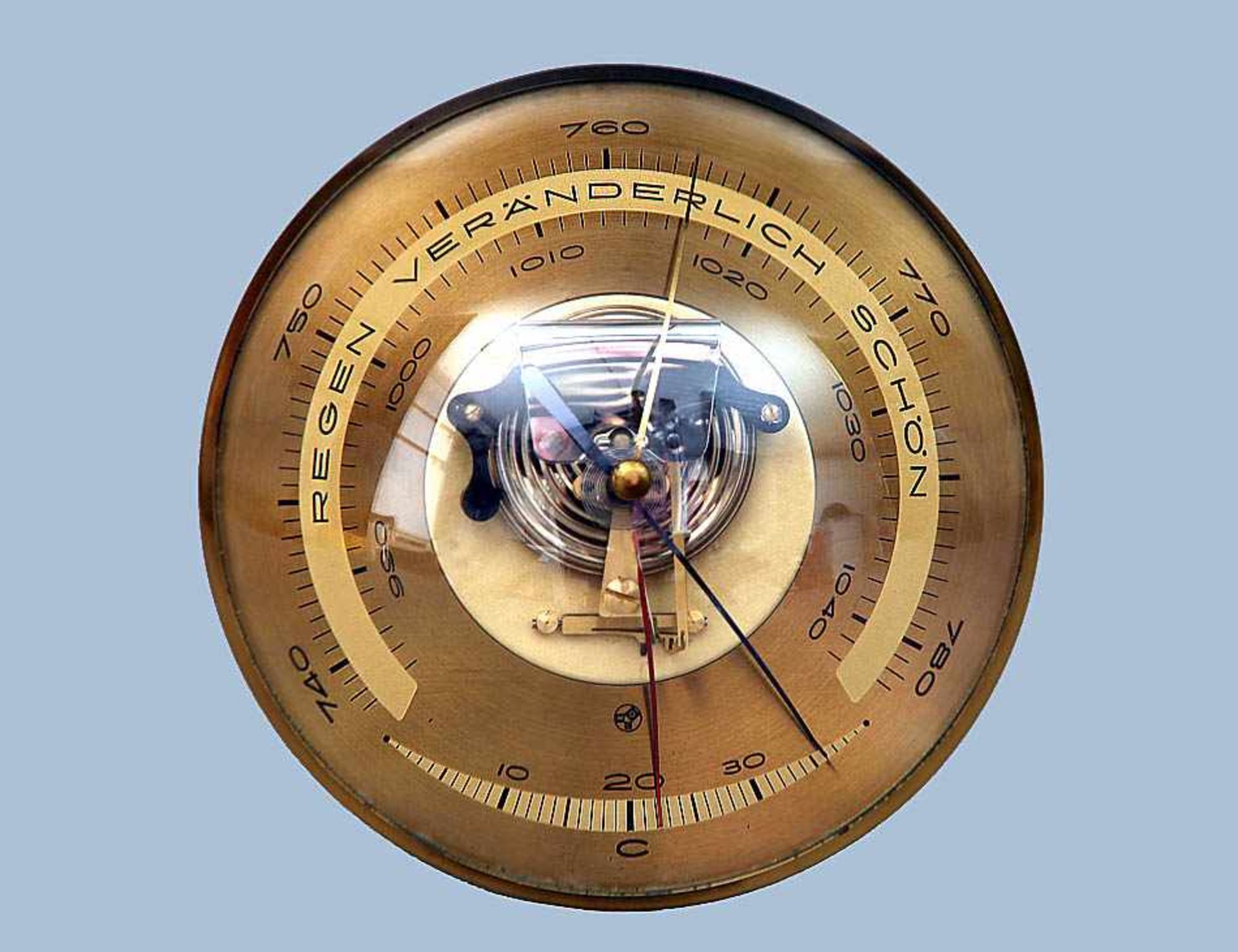 Barometer/ThermometerRunde Messingscheibe mit Skalen, gewölbte Kunststoffglashaube. D 16,2 cm.