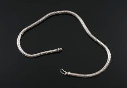 Silberne CollierketteFeines Schlangengliedermuster, Handarbeit. Hakenschließe. L ca. 45,5 cm. 93,2
