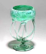 SchaleStudioglas. Farbl. Glas, grüne und weiße Einschmelzungen. Runde, bauchige Schale auf sieben