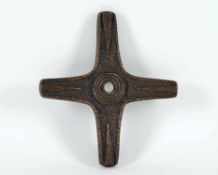 Monogrammist HU20. Jh..Kreuz.Verso bez. HU (ligiert), Nr. 544. Bronze, graue Patina, mittig
