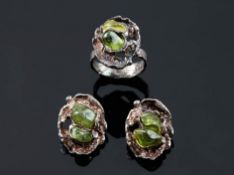 Damenring, Paar Ohrclips925er Silber. Peridot-Kristalle. Ring: D innen 18,5 mm. Zus. 19 g brutto.
