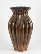Große VaseOberitalien(?). Qualitätvolle Handarbeit. Kupferblech, martelliert. H 48,3 cm. Mehrere
