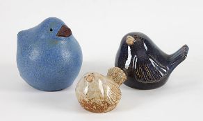 Drei VögelBunt glasierte Keramik. H 9 cm, 13 cm, 17 cm.o. L.