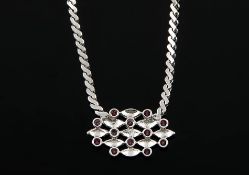 Collier800er Silber. Mittelteil mit synth. Rubinen. Ringösenschließe. 12,4 g brutto.o. L.