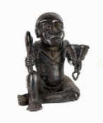 Sitzende FigurIn den Händen eine Zeremonialaxt und ein Gefäß. Afrika, Ghana(?). Kupferlegierung,