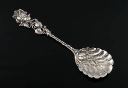 Sahnelöffel800er Silber, undeutliche Herstellermarke. Schönes Rosenmuster. L 19,2 cm. 44 g.€ 15