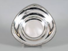 SchaleDeutsch, 925er Silber, Herstellermarke: Gebr. Kühn, Schwäbisch Gmünd. Dreieckige Form mit